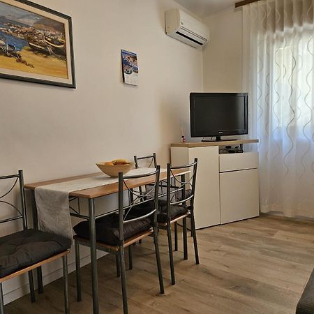 Apartments Andrea Malinska Luaran gambar
